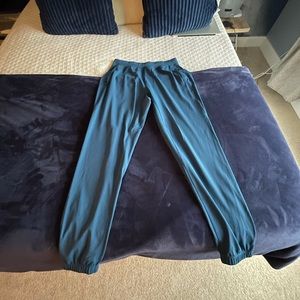 Men’s Lululemon 29’ Surge Joggers.